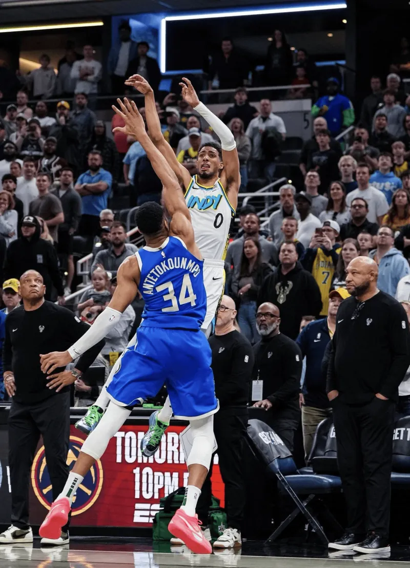 爱游戏-蒂姆重返赛场，出色防守首场状态出色，雄鹿观众沸腾！