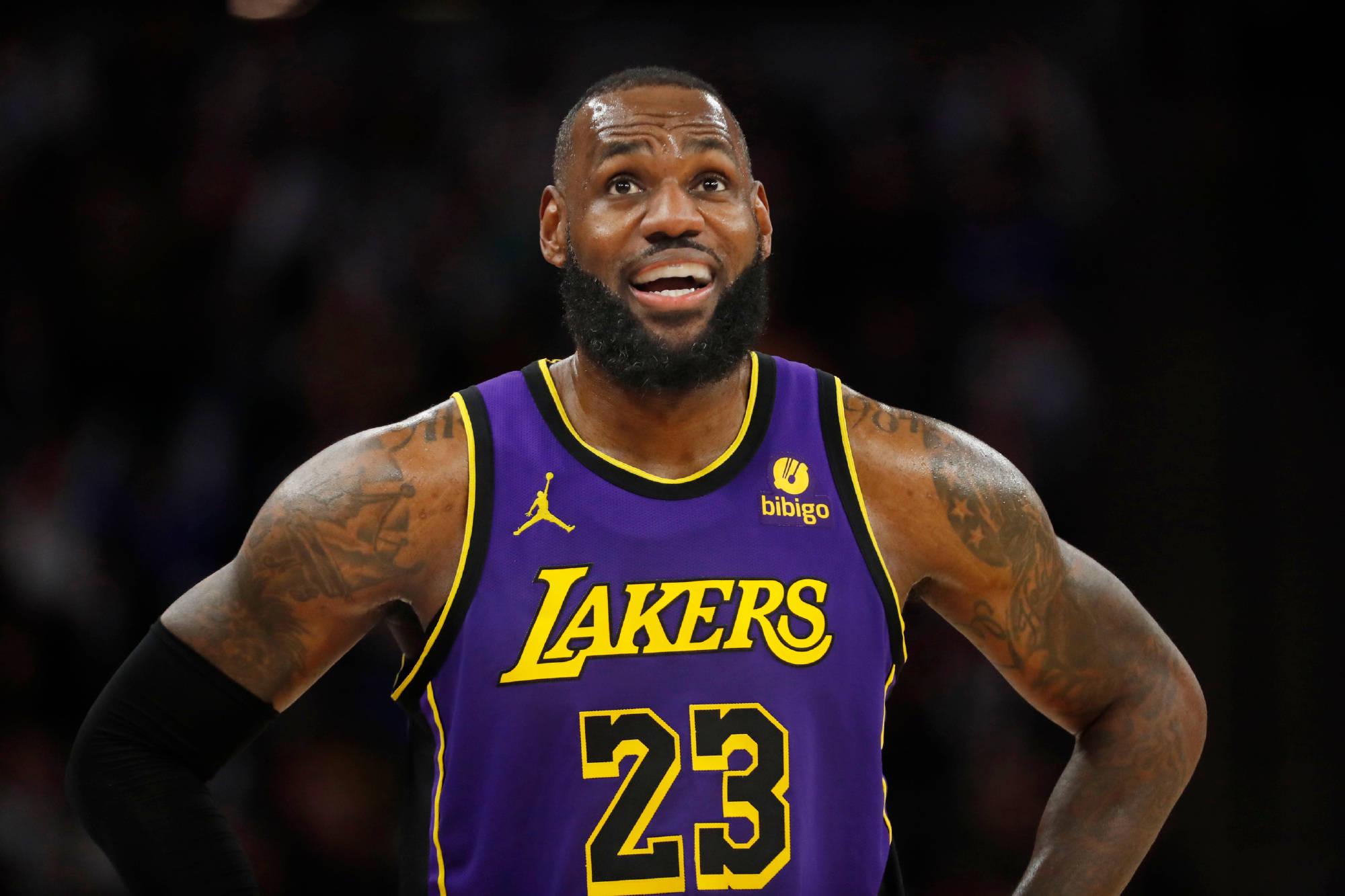 爱游戏体育-詹姆斯遭遇十持续失利，巴黎圣日耳曼教练压力巨大！