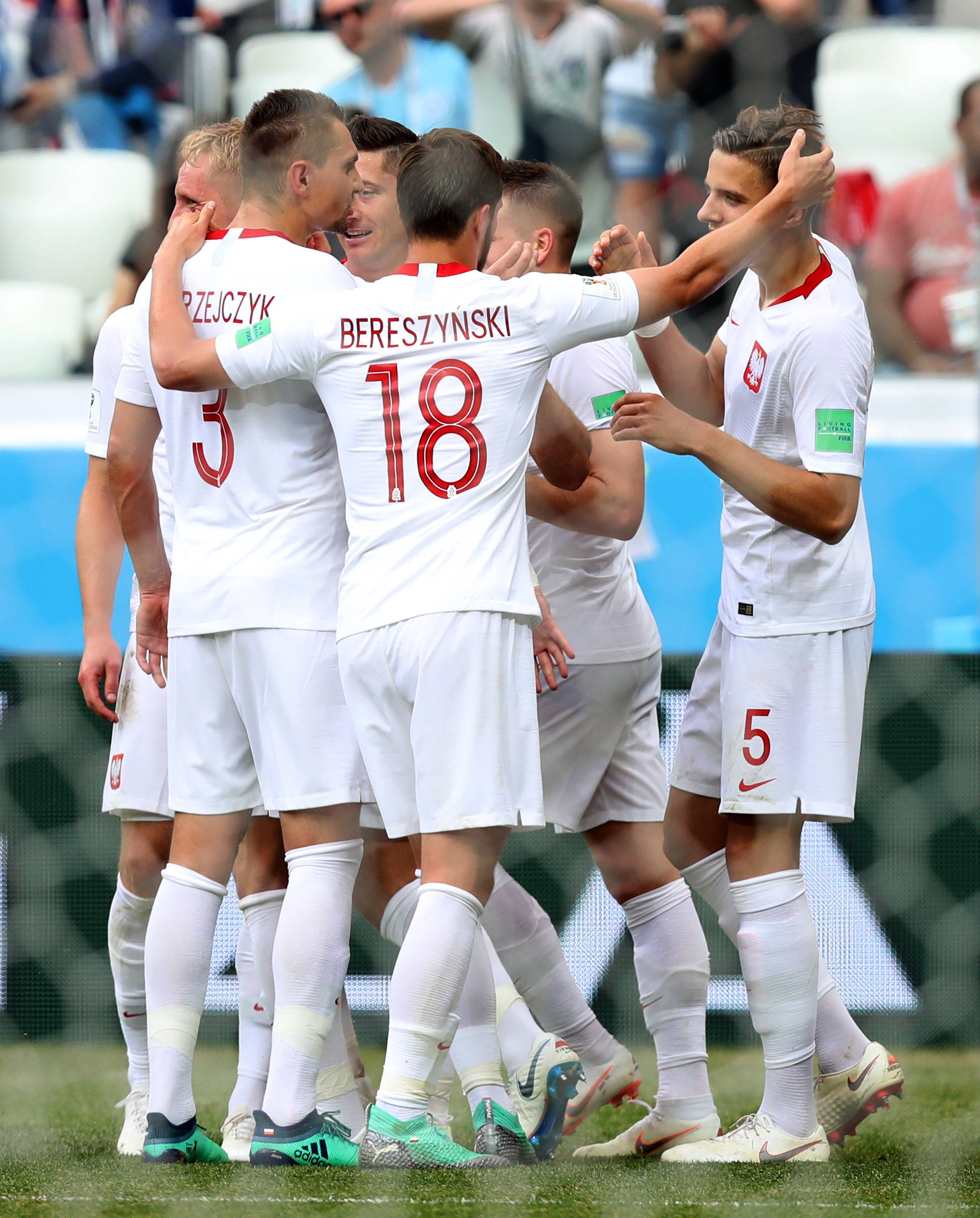 爱游戏体育-莱万多夫斯基重返赛场，持续失利首场状态出色，G2观众沸腾！