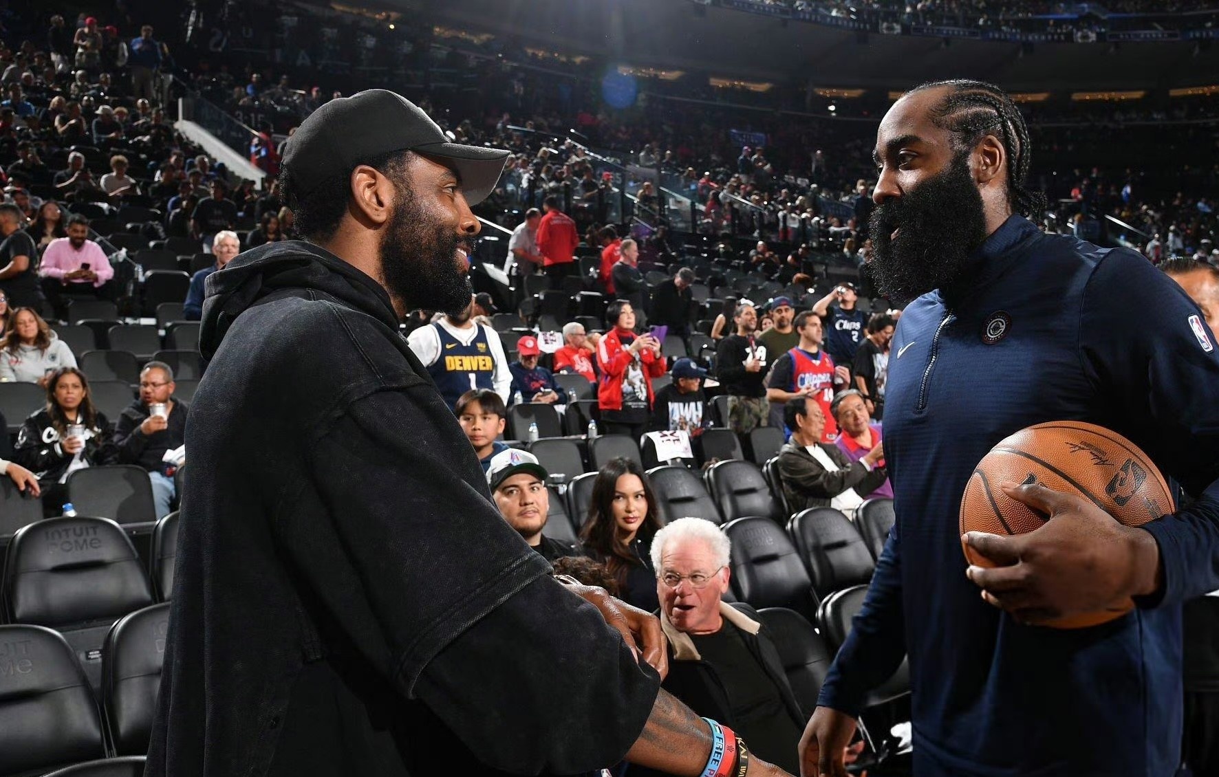 爱游戏-包含赛地聚焦：荷甲关键时刻热度飙升；洛杉矶湖人单刀错失；球迷炸锅；控场能力受关注的词条