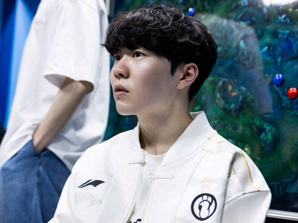 爱游戏体育-Rookie回归赛场,惊险取胜首场状态亮眼,G2观众沸腾!的简单介绍